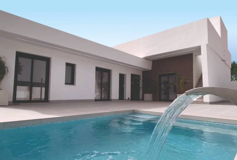 Offre SERENDIPIA 2 : Achetez cette belle villa à vendre à Roldán et recevez un PACK MEUBLES GRATUIT !