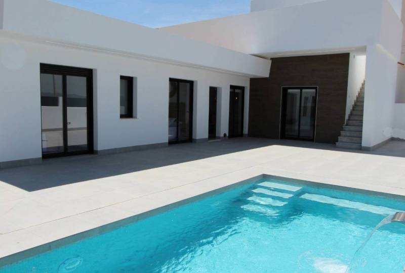 Genießen Sie ein Leben in der Sonne in dieser spektakulären Villa zum Verkauf in Roldan mit privatem Pool und Solarium
